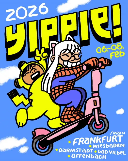 Zwei Kinder stehen bestens gelaunt auf einem Elektro-roller. Sie tragen Cosplay Kostüme von Pikatchu und Spiderman